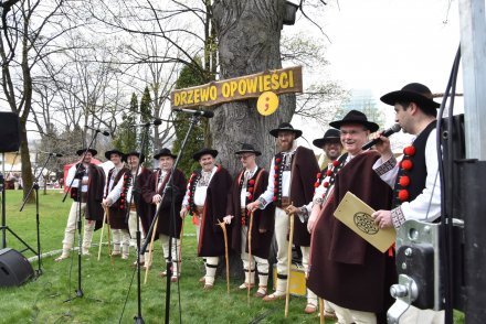 Gawędy i opowieści pod Drzewem Opowieści w Parku Kopczyńskiego - męska grupa śpiewacza Wańcy